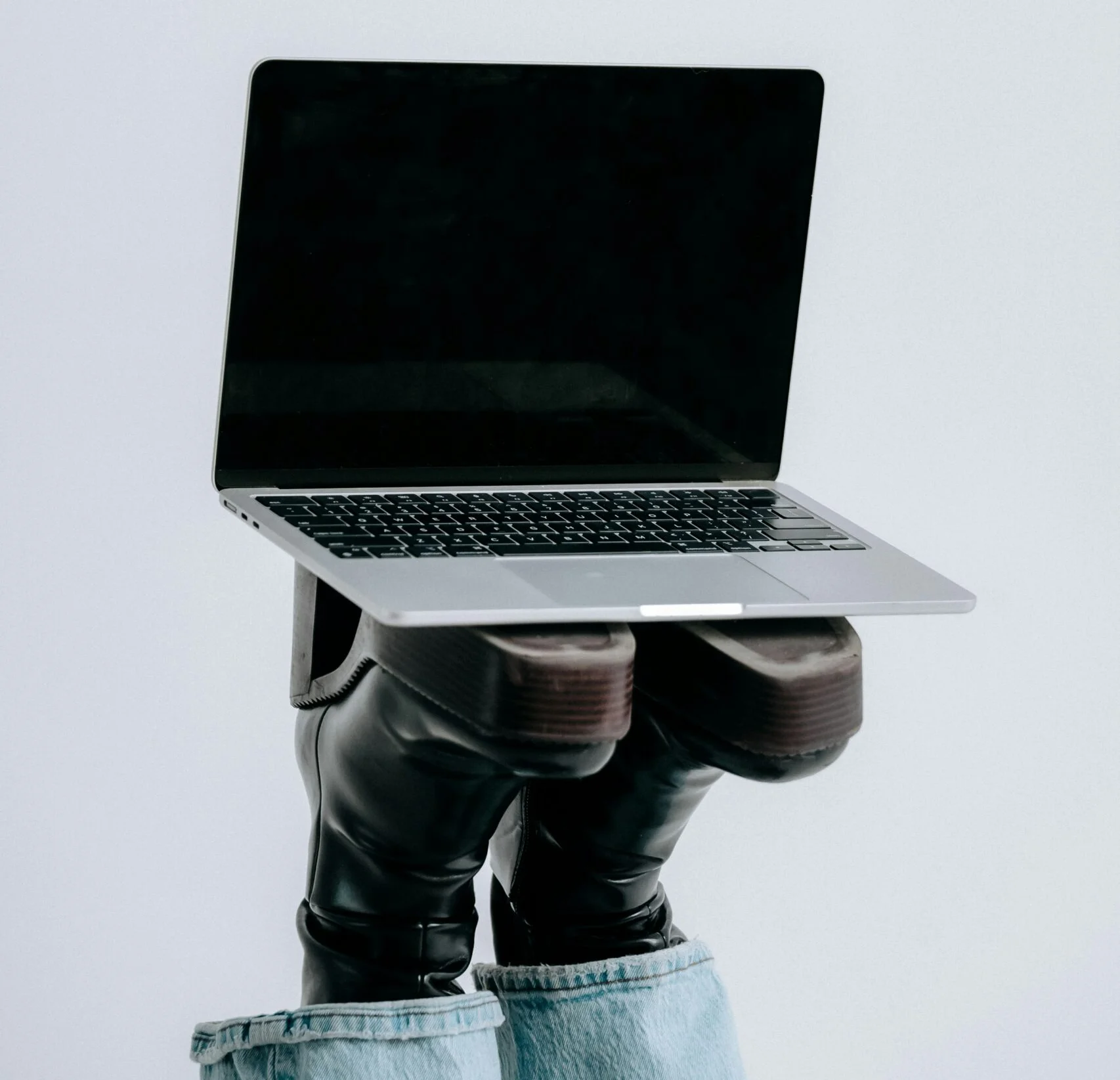 Laptop kreatív környezetben, amely a közösségi média kezelés, tartalomgyártás és online marketing szolgáltatásait szemlélteti.