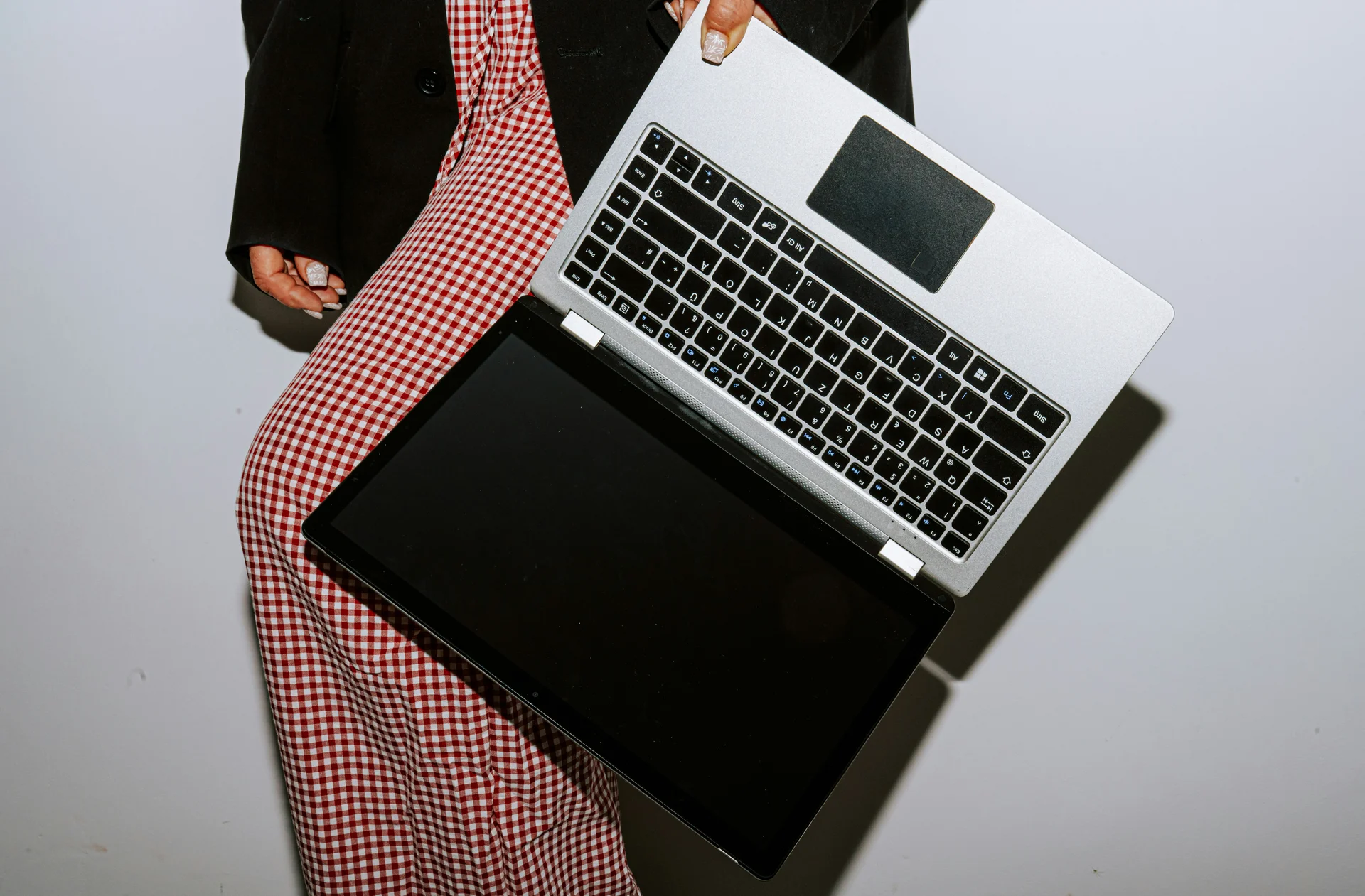 Laptopot tartó nő modern környezetben, a weboldal készítés és digitális megoldások vizuális illusztrációjaként.